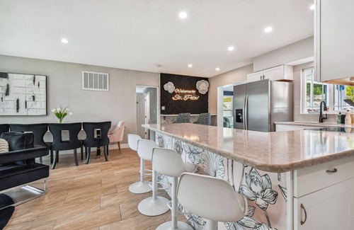 South Pinellas Community Council House | Sleeps 14! Beach Pool Home w/Cabana Lounge, Tikibar and Poolside Guest Bungalow