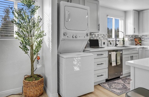Imperial Beach House | Sleeps 16 mins from Beaches, Outlets & Military base