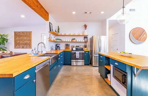 Dripping Springs House | Sleeps 18, Football Fave, Pool, Hot Tub, 2 Fire Pits