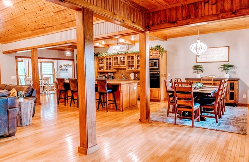 Mountain View House | Sleeps 18, Stunning Home, Breathtaking Views of The White River, New Furnishings