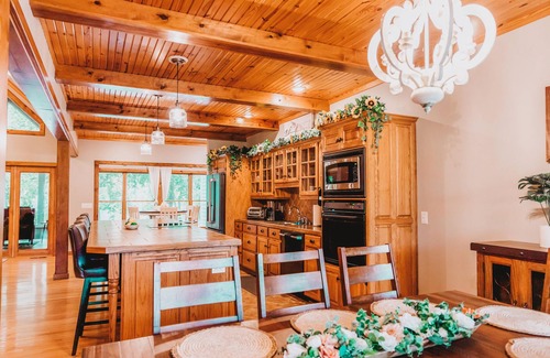 Mountain View House | Sleeps 18, Stunning Home, Breathtaking Views of The White River, New Furnishings