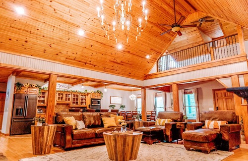 Mountain View House | Sleeps 18, Stunning Home, Breathtaking Views of The White River, New Furnishings