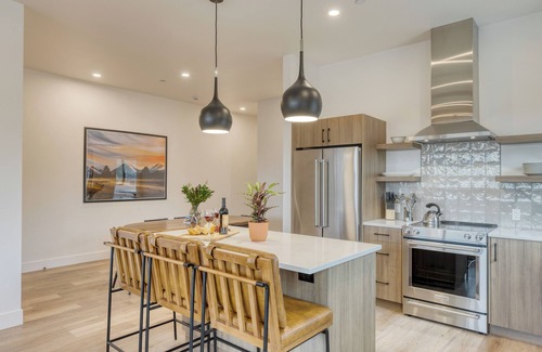 Bend House | Sleeps 20 | Hot Tub + Near DT | 4 Units | Aerie