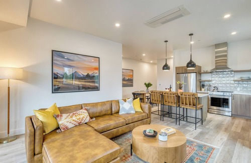 Bend House | Sleeps 20 | Hot Tub + Near DT | 4 Units | Aerie