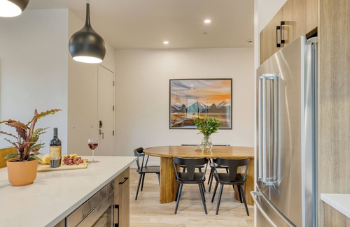 Bend House | Sleeps 20 | Hot Tub + Near DT | 4 Units | Aerie