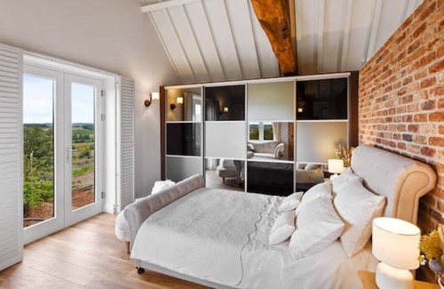 Gotham Cottage | Sleeps 20 - Luxury barn conversion (with hot tub)