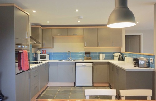 Chedworth House | Sleeps 22, 11 Bedrooms, Dogs Welcome, No Smoking, Wood burner, Wi-Fi, Garden, Games Room