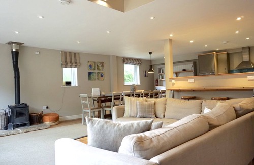 Chedworth House | Sleeps 22, 11 Bedrooms, Dogs Welcome, No Smoking, Wood burner, Wi-Fi, Garden, Games Room