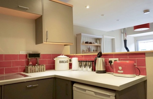 Chedworth House | Sleeps 22, 11 Bedrooms, Dogs Welcome, No Smoking, Wood burner, Wi-Fi, Garden, Games Room