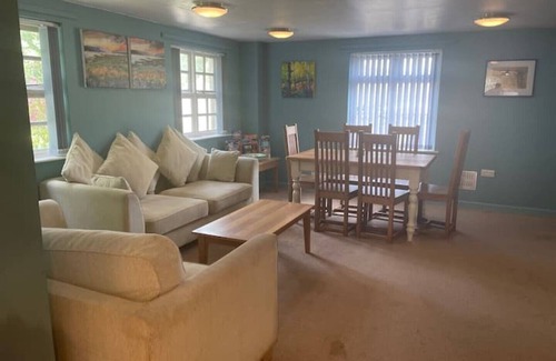 Lawrenny House | Sleeps 22 - 5 min to local pub, 15 mins from the beach