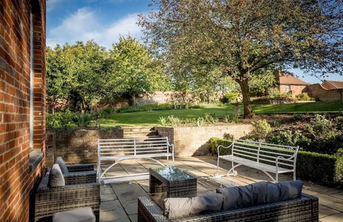 Saffron Walden Villa | Sleeps 26 - Grand Country Residence with Private Pool and spa