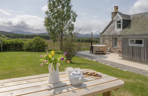 Nethy Bridge Cottage | Sleeps 4 in 1 double bedroom and 1 twin room