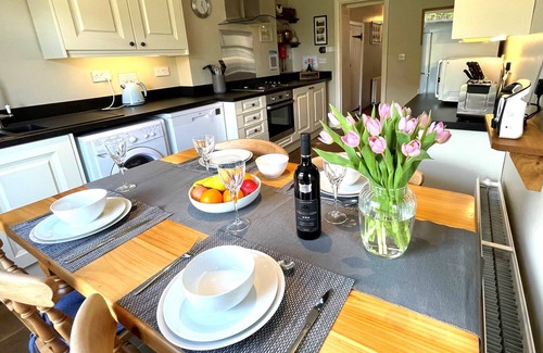 Haworth Cottage | Sleeps 4, Roadside Parking, Garden, Wood Burner, Wifi, 17% weekly discount