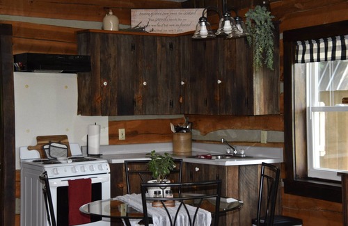 Lexington House | Sleeps 4, Rustic, Secluded