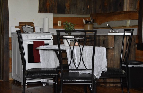 Lexington House | Sleeps 4, Rustic, Secluded