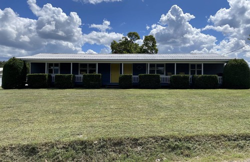 Cassville Condo | Sleeps 5 (unit 4b), pool, next to Big M Marina, 15 min to Roaring River