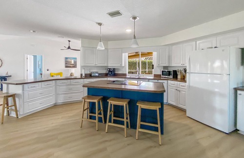 Pebble Beach Villa | Sleeps 6, FULL refund*, Dog ok, heated pool