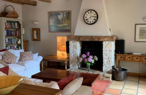 Saint-Meard-de-Gurcon House | Sleeps 6 Vineyard Escape- PetsOK & Airport Access