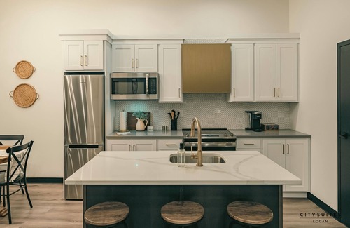 Logan Apartment | Sleeps 7 ~ Near Ice Rink ~ Netflix ~ Triple Bunk