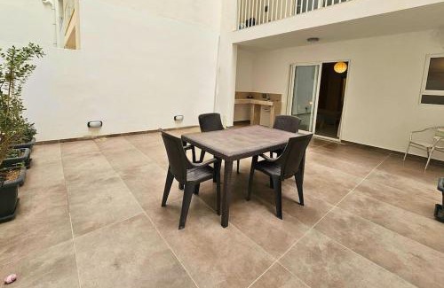 Qawra Apartment | Sleeps 7 Spacious Apartment St Pauls Bay