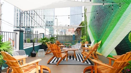 Rutledge Hill House | Sleeps 8 4 SoBro Guest House Near Live Music Dining More – by AvantStay