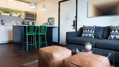 Rutledge Hill House | Sleeps 8 4 SoBro Guest House Near Live Music Dining More – by AvantStay