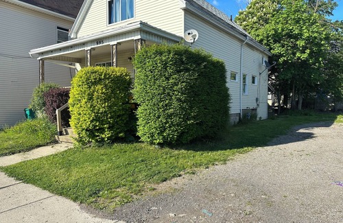 Buffalo House | Sleeps 8 , 6 minutes sabers stadium 15 min to Niagara Falls 20 bills stadium