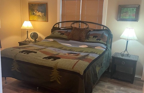 Union House | Sleeps 8; hot tub, pool, playground, firepit, fishing w/floating dock, lake view