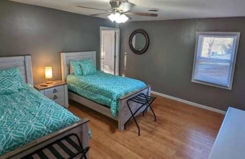 Knoxville Apartment | Sleeps 8, value packed, 2 baths, comfy