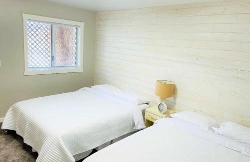 Jensen House | Sleeps up to 42 Private Clubhouse, Sand Volleyball, Playground, 6miles to Quarry