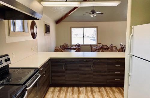 Jensen House | Sleeps up to 42 Private Clubhouse, Sand Volleyball, Playground, 6miles to Quarry