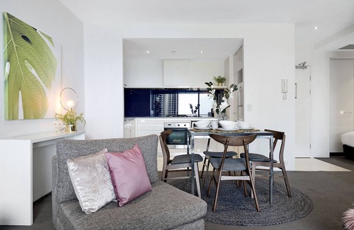 Surfers Paradise Apartment | SLEEPS UP TO 5, HEART OF CITY, 1 NIGHTS AVAIL, BROADBAND