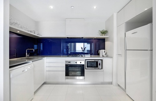 Surfers Paradise Apartment | SLEEPS UP TO 5, HEART OF CITY, 1 NIGHTS AVAIL, BROADBAND