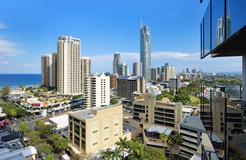 Surfers Paradise Apartment | SLEEPS UP TO 5, HEART OF CITY, 1 NIGHTS AVAIL, BROADBAND