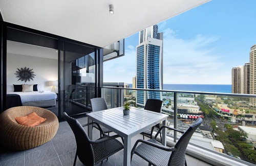 Surfers Paradise Apartment | SLEEPS UP TO 5, HEART OF CITY, 1 NIGHTS AVAIL, BROADBAND