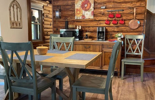 New Castle Cabin | Slippery Rock Cabin on the Creek. Close to McConnell’s Mill & Moraine St. Parks.