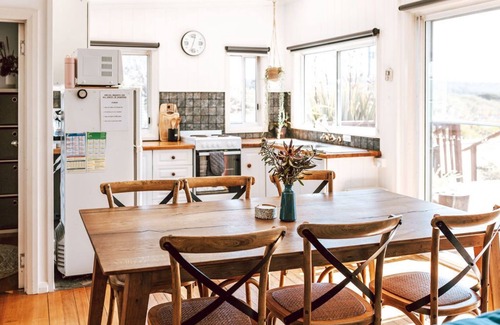 Binalong Bay Apartment | sloop cottage | beachfront | vibes