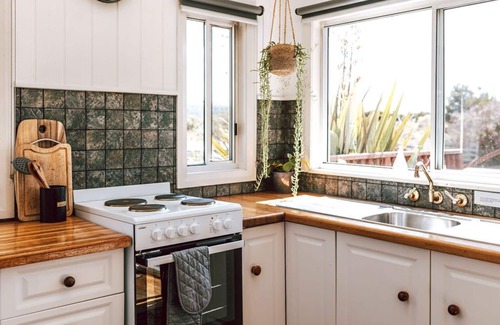 Binalong Bay Apartment | sloop cottage | beachfront | vibes