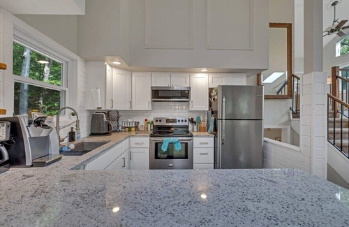 Bushkill House | Slopeside Lounge>GameRoom|Lakes|Pools|Dogs Welcome