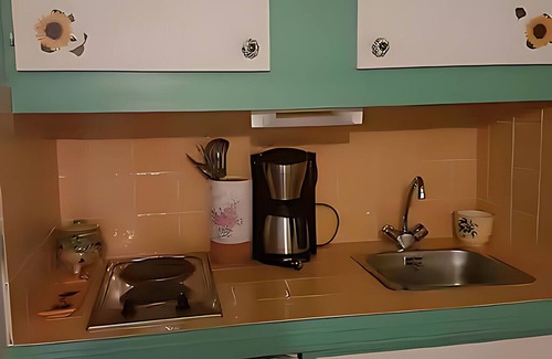 La Bouilladisse Villa | Small apartment under villa with shops near swimming pool 30mm from the sea