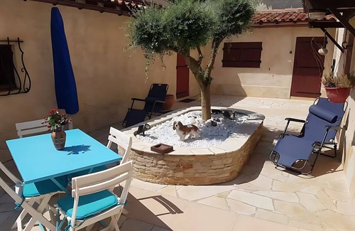 La Bouilladisse Villa | Small apartment under villa with shops near swimming pool 30mm from the sea