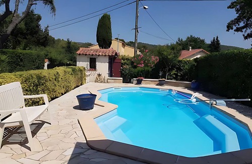 La Bouilladisse Villa | Small apartment under villa with shops near swimming pool 30mm from the sea