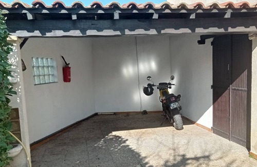 La Bouilladisse Villa | Small apartment under villa with shops near swimming pool 30mm from the sea