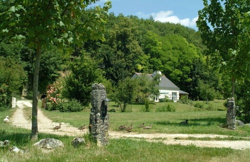 Saint-Epain Cottage | Small corner for sinners and hikers, calm relaxation in the country.