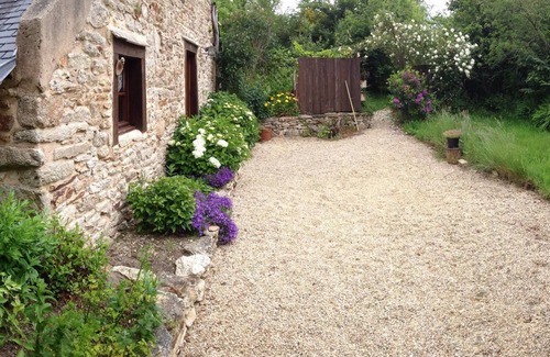 Pluvigner Cottage | Small house of character, granite, terracotta and wood, with garden