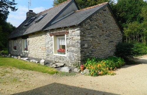 Leuhan Cottage | Small stone house in Finistère, Pets welcome, 1/2 hour from the coast