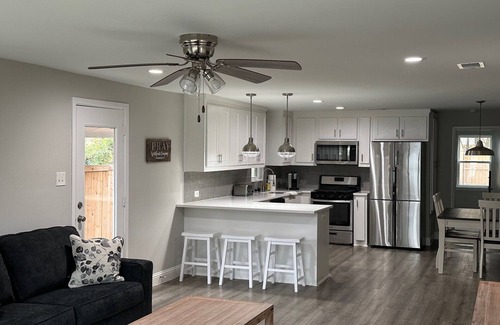 Leonard House | Small Town Charm near Event Center Down Town Leonard