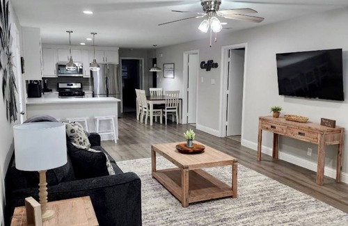 Leonard House | Small Town Charm near Event Center Down Town Leonard