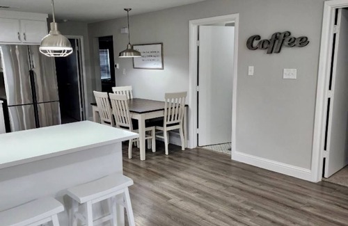 Leonard House | Small Town Charm near Event Center Down Town Leonard