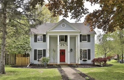 Rochester House | Smart design, while keeping comfort in mind. Private yard & nature park.